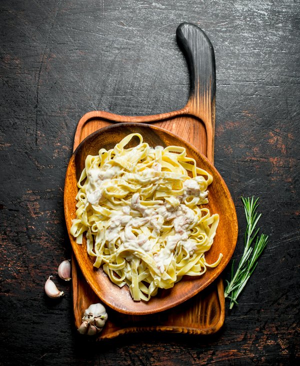 Quels sont les conseils pour une sauce carbonara crémeuse sans utiliser de crème fraîche?